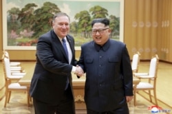 지난 2018년 3월 평양을 방문한 마이크 폼페오 미국 국무장관이 김정은 북한 국무위원장과 악수하는 모습을, 북한 관영 '조선중앙통신'이 공개했다.