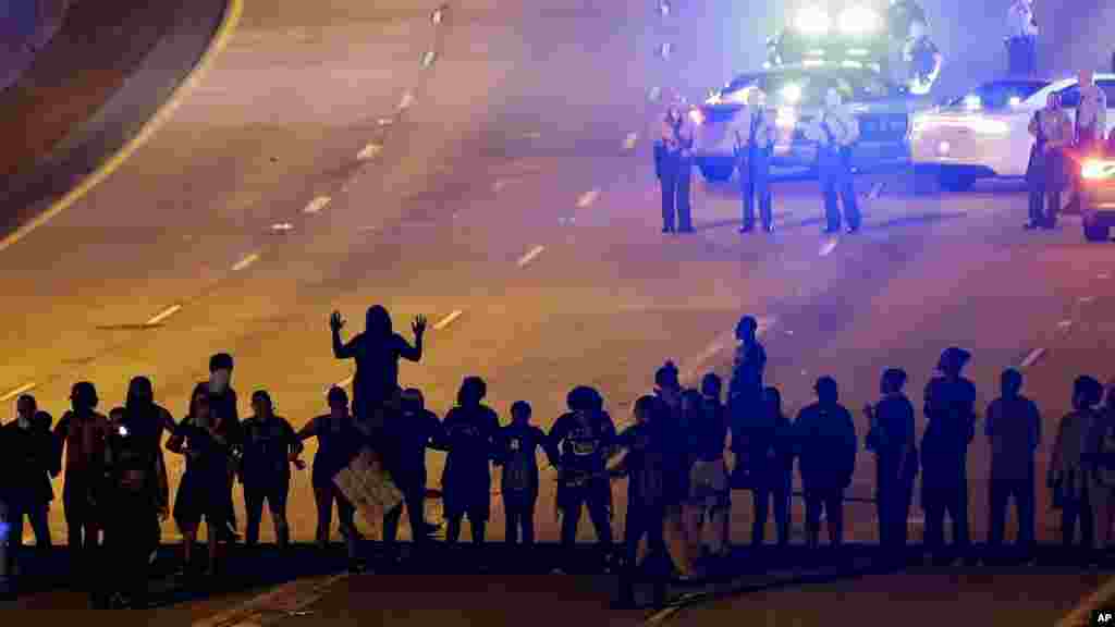 Les manifestants forment un mur humain sur l’autoroute I-2277 face à la police, à Charlotte, en Caroline du Nord, 22 septembre 2016.