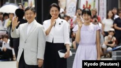 Putra Mahkota Jepang Naruhito (kiri) bersama istrinya, Masako dan putri mereka Aiko melambaikan tangan kepada warga di Matsumoto, Prefektur Nagano (10/8). 
