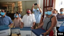 Ciudadanos nicaragüenses entregan firmas de apoyo a la cadena perpetua en la Asamblea Nacional. Foto cortesía.