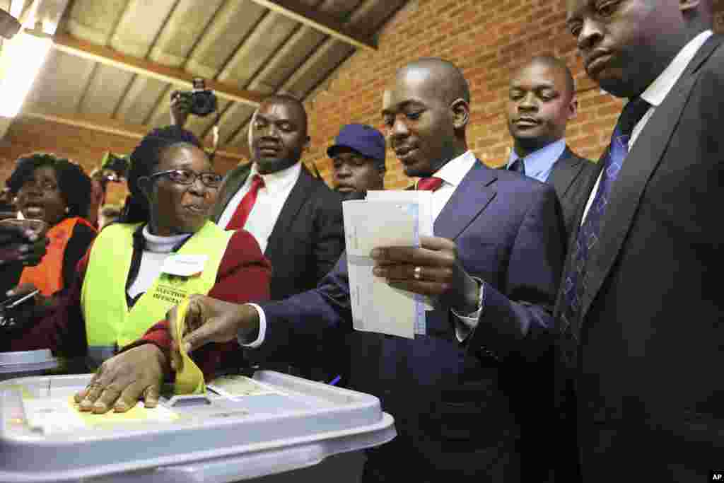 Zimbabwe's main opposition leader Nelson Chamisa casts his vote at a polling station in Harare, July 30, 2018.