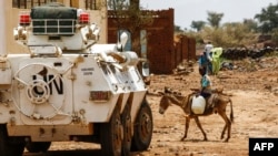 Un véhicule de l'ONU et de l'Union africaine en mission au Darfour (UNAMID) dans la région montagneuse de Jebel Marra dans le centre du Darfour, le 19 juin 2017.