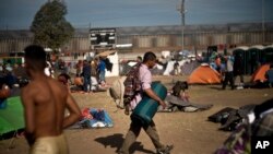 Migrantes centroamericanos encuentran refugio en Tijuana, México, a la espera de poder pasar a territorio estadounidense.