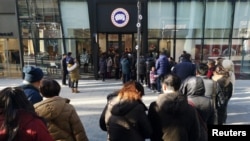 在北京三里屯剛剛開張的加拿大鵝牌旗艦店外排起長隊。（2018年12月30日）