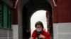 Una mujer que usa una mascarilla como protección contra la enfermedad del coronavirus camina en el centro de Moscú el 8 de octubre de 2020.
