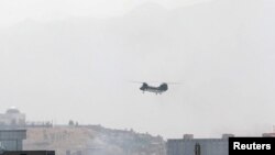 Vojni transportni helikopter USAF CH-46 Sea Knight nadlijeće Kabul, Afganistan, 15. augusta 2021. 