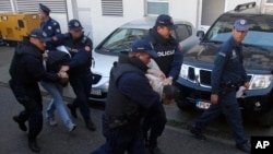 Crnogorska policija privodi osumnjičene na razgovor u Podgorici na dan izbora 16. oktobra 2016.