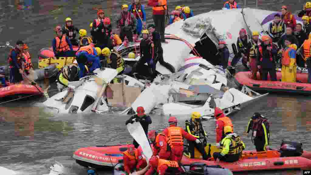 Une équipe de sauveteurs se déploie sur une rivière après qu'un avion de TransAsia s'y est abimé dans la nouvelle ville de Taipei.