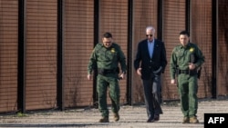 El presidente de Estados Unidos, Joe Biden, habla con funcionarios de Aduanas y Protección Fronteriza de Estados Unidos mientras visita la frontera entre Estados Unidos y México en El Paso, Texas, el 8 de enero de 2023.