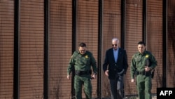 (FILES) US President Joe Biden speaks with US Customs and Border Protection officers as he visits the US-Mexico border in El Paso, Texas, on January 8, 2023.