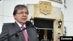 Como canciller, el actual ministro de Defensa, Carlos Holmes Trujillo, encabezó en el Grupo de Lima el cerco diplomático contra el gobierno en disputa de Venezuela. [Foto: Cortesía del Ministerio de Defensa de Colombia].