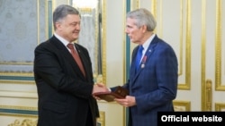 Президент Петро Порошенко і сенатор Роберт Портман