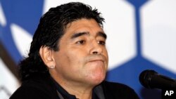 ARCHIVO - El entrenador de la selección argentina de fútbol, Diego Maradona, asiste a una conferencia de prensa en Caracas, Venezuela, el martes 27 de enero de 2009.