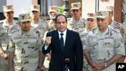 Le président Abdel-Fattah el-Sissi, au centre, lors des funérailles des militaires tués dans une attaque dans le Sinaï, Caire, Egypte, 25 octobre 2017