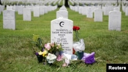Tentara Muslim AS, Humayun Khan, putra dari Khizr dan Ghazala Khan dimakamkan di taman makam pahlawan Arlington National Cemetery di luar kota Washington DC (foto: dok). 