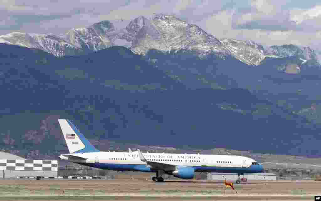 Con el Pikes Peak al fondo, el Air Force II , el avión del vicepresidente de EE.UU. Mike Pence, llega a la terminal de la Base Peterson, en Colorado Springs, Colorado, para la ceremonia de graduación de 2020 de los cadetes de la Fuerza Aérea. El Pikes Peak es la cumbre más alta de la cordillera frontal de las Montañas Rocosas