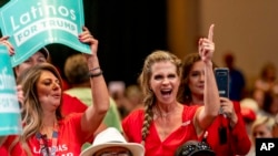 Para pendukung Trump dari kalangan hispanik dalam acara "Latinos for Trump Coalition" di Arizona Grand Reseort & Spa, di Phoenix, 14 September 2020. (Foto: AP)