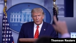 El presidente Donald Trump apenas contestó unas pocas preguntas durante su rueda de prensa celebrada el lunes en la Casa Blanca.