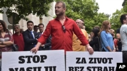ARHIVA - Protest u Podgorici zbog napada na novinarku Oliveru Lakić (Foto: AP/Risto Bozović)