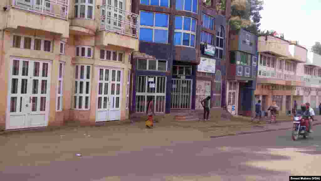 De nombreuses boutiques sont fermées à Bukavu, RDC, le 2 août 2017. 