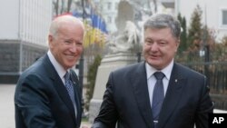 Wakil Presiden Amerika Joe Biden (kiri) disambut oleh Presiden Ukraina Petro Poroshenko di Kyiv, Ukraina (7/12).