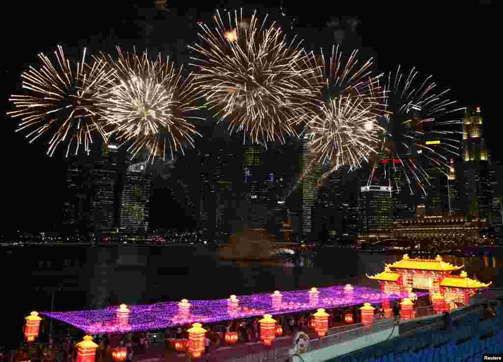 Perayaan tahun baru China di Teluk Marina, Singapura.