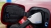 2024年3月8日，一輛2023年福特野馬Mach-E在俄亥俄州倫敦的電動車充電站充電。 (美聯社照片)