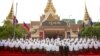រូបឯកសារ៖ តំណាងរាស្រ្តរបស់គណបក្សប្រជាជនកម្ពុជា ទាំង១២៥រូប ថតរូបអនុស្សាវរីយ៍ជាមួយ ព្រះមហាក្សត្រ ព្រះករុណា ព្រះបាទ នរោត្តម សីហមុនី នៅ ក្នុងសម័យប្រជុំពេញអង្គលើកទី១ នីតិកាលទី៦ នៅព្រឹកថ្ងៃពុធទី០៥ កញ្ញា ឆ្នាំ ២០១៨។ (ទុំ ម្លិះ/VOA)