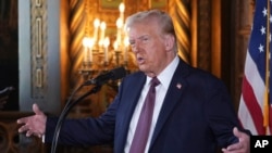 Le président élu Donald Trump s'exprime lors d'une conférence de presse à Mar-a-Lago, le 7 janvier 2024, Palm Beach, Floride. AP / Evan Vucci