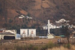 지난 4월 중국 단둥에서 바라본 북한 신의주에 대형 김일성, 김정일 부자 초상화가 세워져있다.