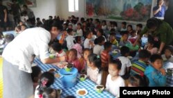북한 룡천의 한 탁아소에서 프랑스 비정부기구 'TGH(Triangle Generation Humanitarian)'가 지원한 식량을 어린이들에게 제공하고 있다. 사진 제공: Océane MERGAERT / TGH.