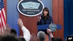 Заступниця речника Пентагону Сабріна Сінгх, спілкується із журналістами.