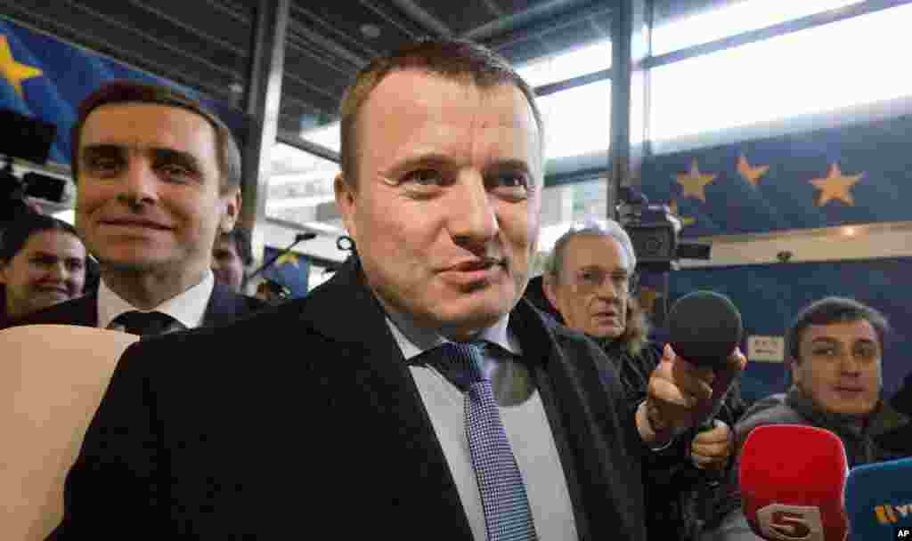 Russia and Ukraine's energy ministers are holding emergency talks in Brussels as Russian gas giant Gazprom threatens to cut off deliveries to Ukraine for lack of payment, at EU headquarters in Brussels, March 2, 2015.