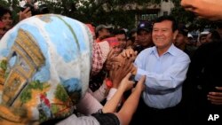 Cambodia National Rescue Party Deputy President Kem Sokha greets supporters during a rally in Phnom Penh, file photo.