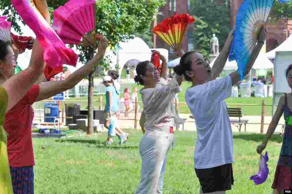 A workshop on fan dancing at the Smithsonian Folklife Festival in Washington, June 25, 2014. (Regina Catipon/VOA)
