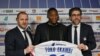Karl Toko Ekambi, au centre, pose avec son nouveau maillot à Lyon, France, le 21 janivier 2020.