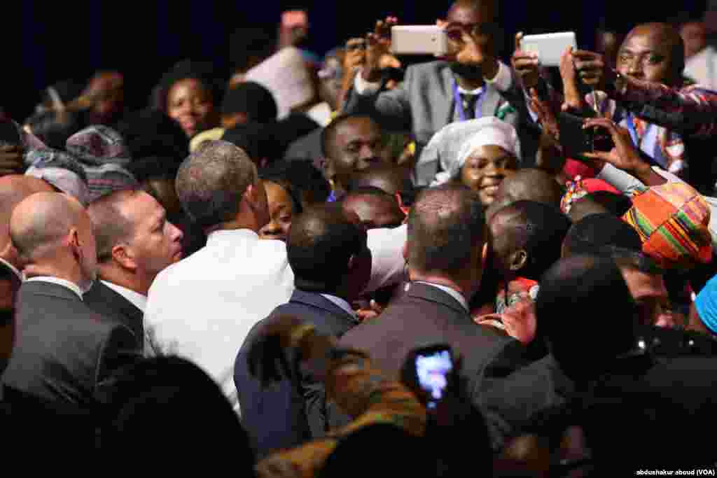 Rais Obama akiksalimiana na vijana wa Yali