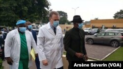 Le ministre de la Santé Gilbert Mokoki en visite au CHU, Brazzaville, le 22 juin 2021. (VOA/Arsène Séverin)