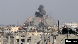El humo se eleva tras los ataques israelíes, en medio del conflicto en curso entre Israel y el grupo islamista palestino Hamás, en Rafah, en el sur de la Franja de Gaza, el 6 de mayo de 2024.