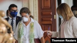 La embajadora de la Unión Europea en Venezuela, Isabel Brilhante Pedrosa, se marcha tras una reunión con el canciller de Venezuela, Jorge Arreaza en la sede de la Cancillería en Caracas. Febrero 24, 2021. Foto: Reuters.