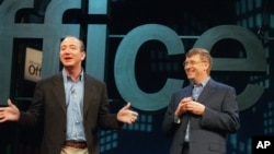 2001年5月31日，亚马逊CEO 杰夫·贝佐斯（Jeff Bezos，左）和微软公司董事长盖茨在产品发布会上。