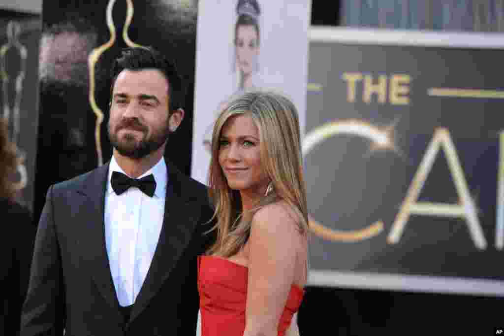 Pasangan aktor Justin Theroux dan aktris Jennifer Aniston tiba di tempat penyelenggaraan Academy Awards ke-85 di Dolby Theatre, Los Angeles (24/2).