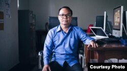 រូបឯកសារ៖ លោក អូន ភាព អតីត​អ្នក​យក​ព័ត៌មាន​ឲ្យ​កាសែត​ The Cambodia Daily​ ដែល​ត្រូវ​បាន​បង្ខំ​ឲ្យ​បិទទ្វារ​កាល​ពី​ខែ​កញ្ញា ឆ្នាំ​២០១៧ បាន​ភៀស​ខ្លួន​ទៅ​សហរដ្ឋអាមេរិក។ (រូបថតដោយ​ The Cambodia Daily)