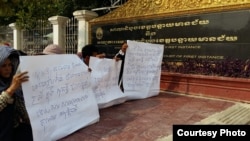 Supporters of Long Sokunthy, who represents more than 300 villagers embroiled in a land dispute with a local tycoon, rallied in front of the Banteay Meanchey Provincial Court, calling for her release from prison, April 2, 2018. (Photo courtesy of Licadho) 