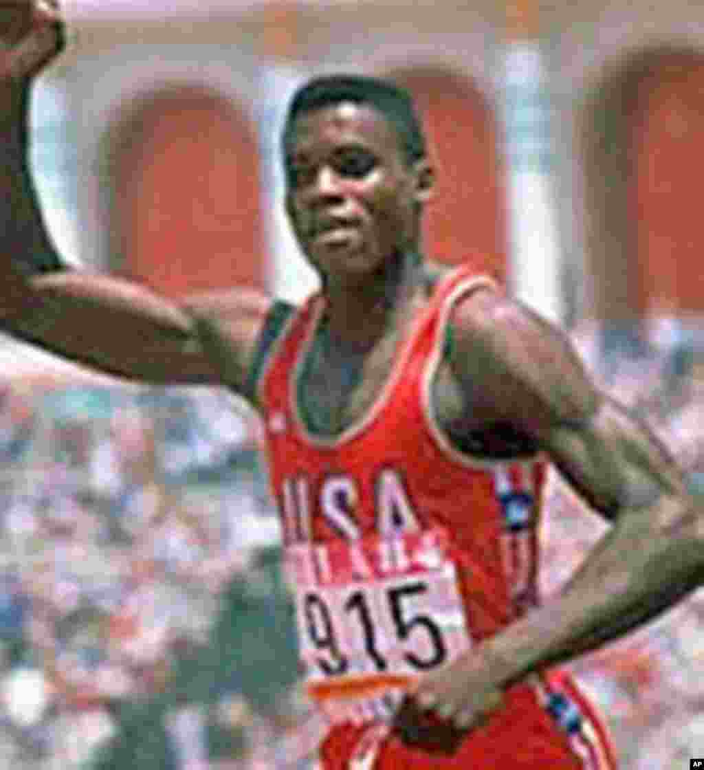 Carl Lewis a remporté dix médailles olympiques, dont neuf en or, ainsi que dix médailles aux championnats du monde d'athlétisme, dont huit en or.
