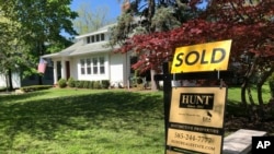 ARCHIVO: Un cartel anuncia la venta de una vivienda en Brighton, Nueva York, el 22 de mayo de 2020.