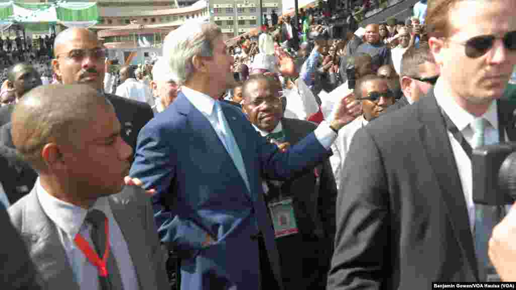Sakataren harkokin wajen Amurka, John Kerry, shi ma yaje domin ya ga rantsar da Buhari a zaman sabon shugaban Najeriya.