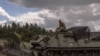 Des militaires ukrainiens utilisant un véhicule militaire blindé dans la région de Sumy, près de la frontière avec la Russie, le 13 août 2024, au moment de l'invasion de l'Ukraine par la Russie. (Photo by Roman PILIPEY / AFP)
