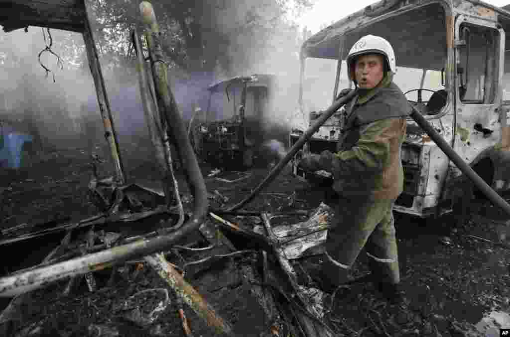 Донецьк. Пожежники гасять пожежу після обстрілу. "У Донецьку бандити обстріляли житлові квартали та виправну колонію №124, є загиблі і поранені", - повідомляє РНБО.