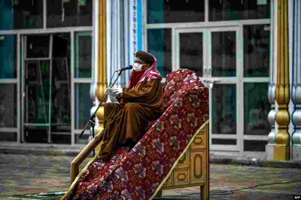 مساجد میں آئما نمازیوں کو خطبہ دیتے ہوئے فیس ماسک کا استعمال کر رہے ہیں۔ 